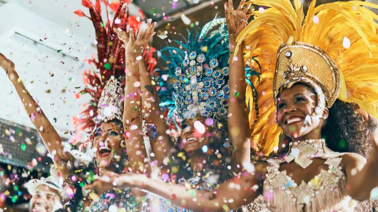 Assista novamente: celebrações do Carnaval do Brasil 2024 enquanto as pessoas festejam nas ruas do Rio de Janeiro